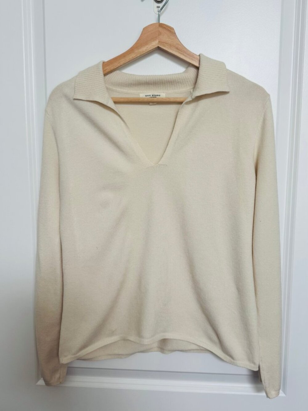 Max Studio London Cream Collared V-Neck Sweater Size M